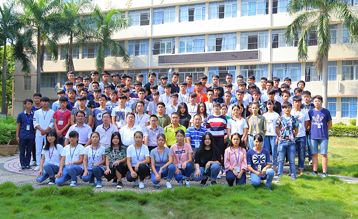 图三 2016级学生干部与领导合影1.jpg