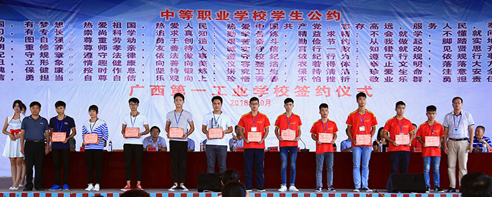 图一 陈瑞强副校长、黄杰品副校长与三好学生合影1.jpg