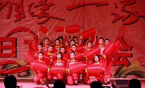 图三 技工部舞蹈《张灯结彩》.jpg