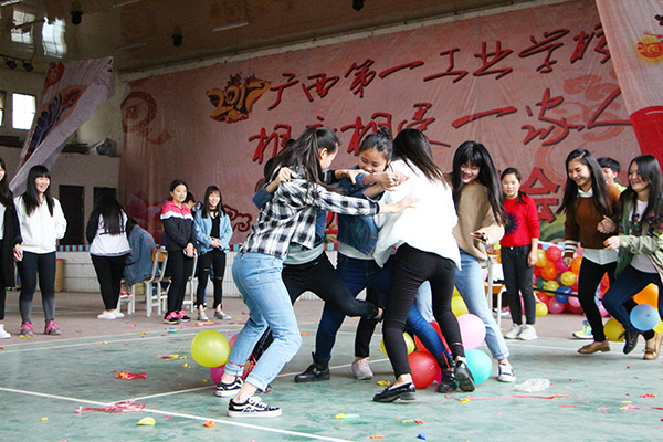 图二 踩气球.JPG