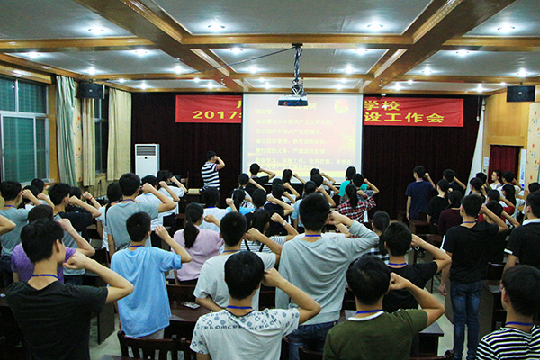 图一 共青团干部重温入团誓词.JPG