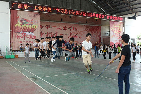 图一 跳长绳比赛.jpg
