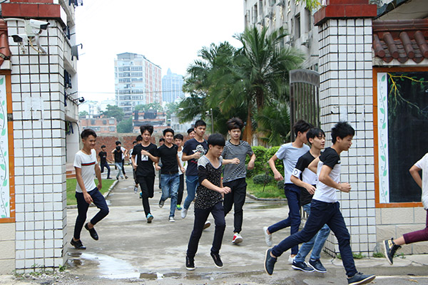 图一 地震逃生演习中学生从宿舍撤离.JPG