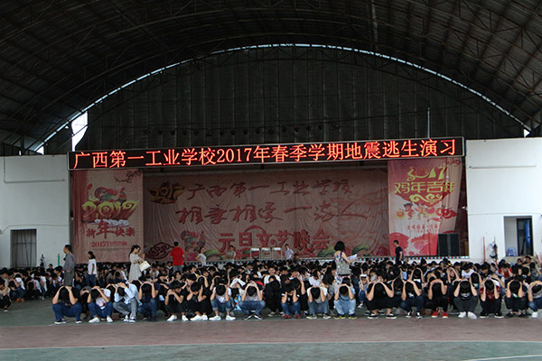 图二 地震逃生演习中学生蹲下并双手抱头保护头部.JPG
