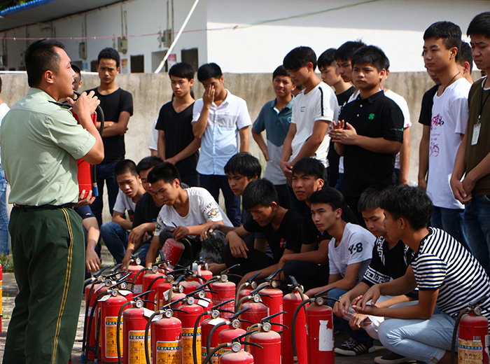 图三 学生学习使用灭火器.JPG