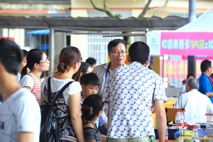 学校领导积极给家长答疑.jpg