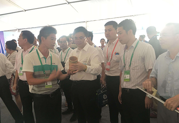 自治区教育厅黄雄彪副厅长（左二）.jpg