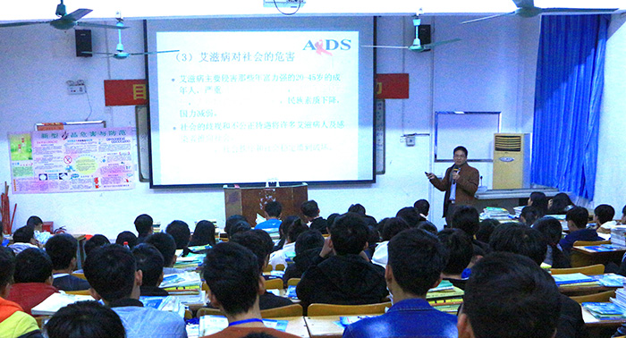 图一 我校学生参加南宁市兴宁区疾病控制中心黄礼庆副主任主讲的艾滋病知识宣传教育讲座.JPG