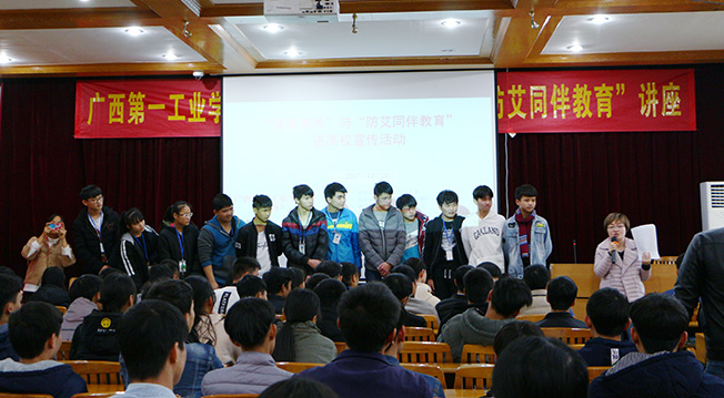 图一 甘娜博士在讲解艾滋病知识.JPG