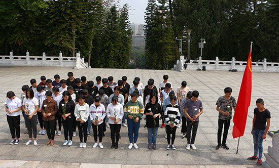 图一 新优娱乐用户官网在革命烈士纪念碑前默哀.JPG