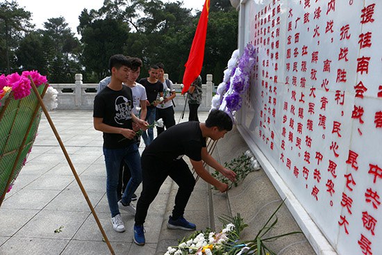 图二 新优娱乐用户官网向烈士献上鲜花.JPG