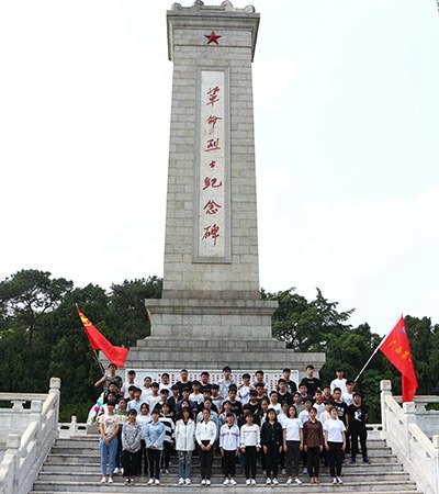 图三 新优娱乐用户官网在革命烈士纪念碑前合影.JPG