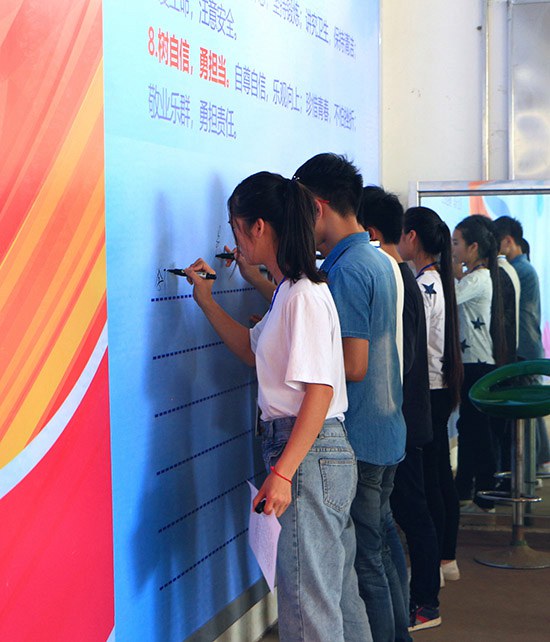 图四 班级新优娱乐用户官网代表在《中等职业新优娱乐用户官网新优娱乐用户官网公约》上签字.jpg