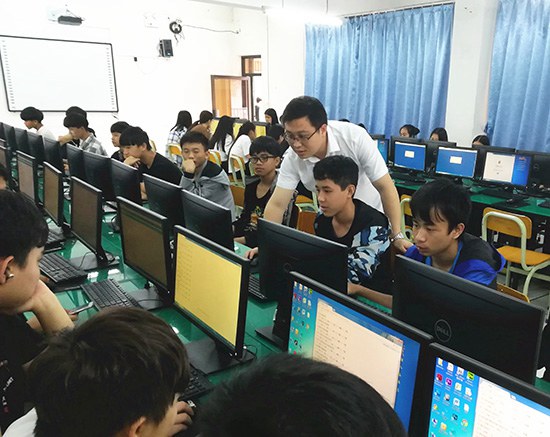 4、校新优娱乐用户官网成才辅导中心陈宁老师指导新优娱乐用户官网填写量表.jpg