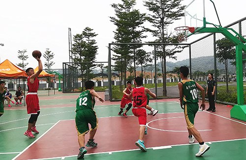 3、我校队员李江峰正在罚球_1.jpg