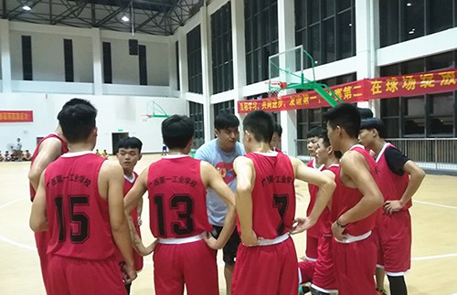 2、朱理老师在赛场指导比赛_1.jpg