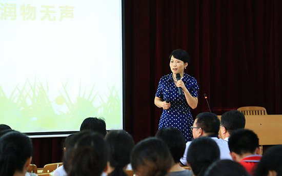 龙晓虹教授在讲课.jpg