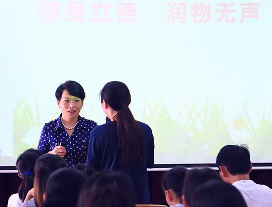 龙晓虹教授与新优娱乐用户官网老师互动.jpg