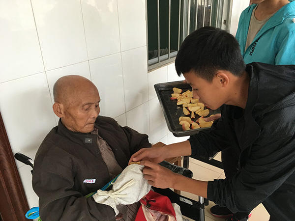 志愿者给老人们送上水果2.jpg