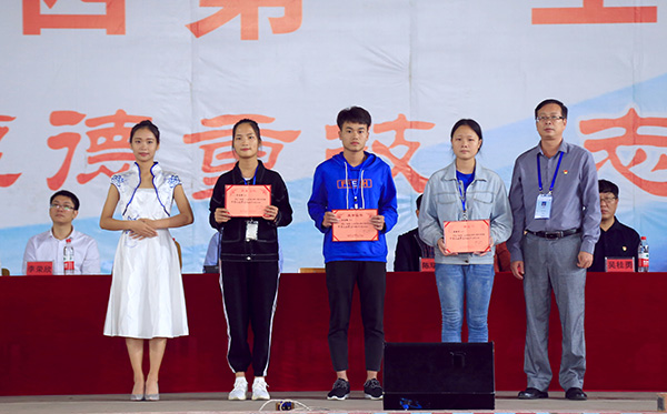 黄杰品校长与甲等三好学生合影.jpg