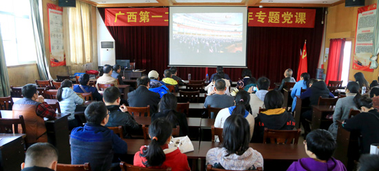 全体教职工认真观看改革开发40周年大会直播150k.jpg