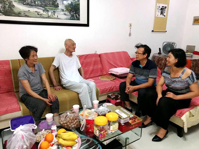 黄杰品看望慰问一工校老校长.jpg