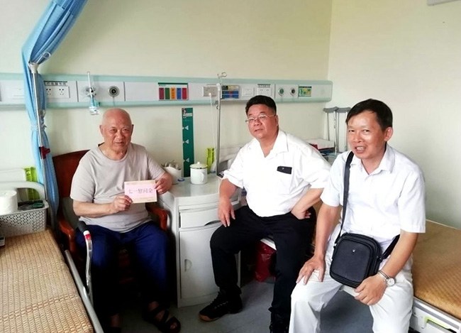 张海林看望慰问培训中心离休干部.jpg