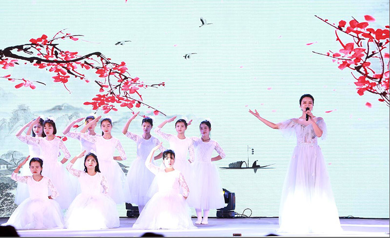 3.歌伴舞《感恩老师》唱出了对老师们的无尽感激.jpg