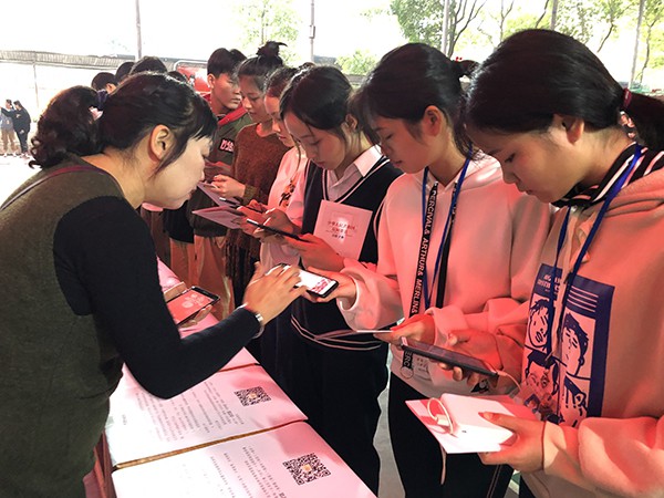 3.兴宁区政法委同志指导学生参与网络签名活动1-1.jpg
