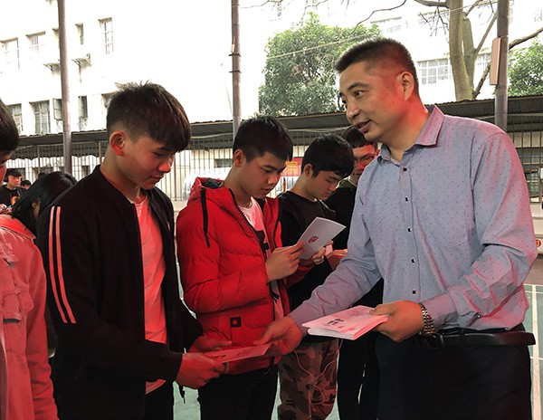 2.赵光辉副书记给同学们派发拒绝邪教宣传教育读本1-1.jpg