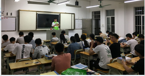 02-青年志愿者在教室向同学们宣传结核病防治知识.jpg