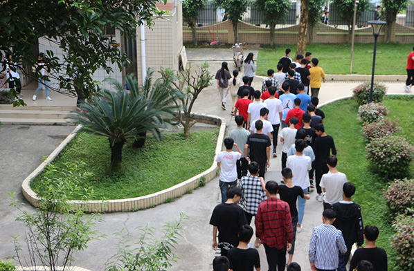 师生迅速有序疏散到安全地带.jpg