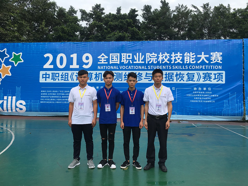 农天福、陈天贵同学在覃金龙、黄科大老师的精心指导下获得《计算机检测维修与数据恢复》（中职组）团体三等奖.jpg
