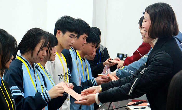 校领导、老师为2021级优秀考核干部颁发荣誉证书.jpg