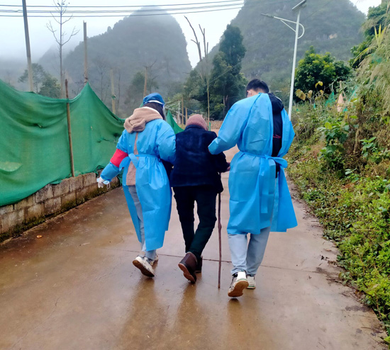 （5）21测量2班农鹏（右一）搀扶老人去做核酸检测、引导老人科学防疫、排解老人紧张情绪.jpg