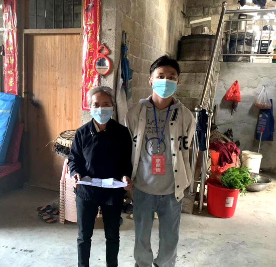 （10）21建筑2班罗礼硬（右一）在监督有返乡人员的家庭进行居家隔离，并测量返乡人员的体温.jpg