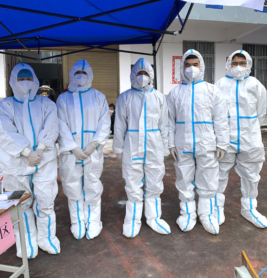 （13）20建筑1班韦大良（右三）百色市隆林各族自治县克长乡河马村维护秩序、守卡、卸载防疫物资.jpg