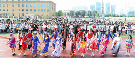 1.学生进行民族表演.jpg