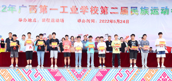 7.学校领导为获奖班级颁奖.jpg