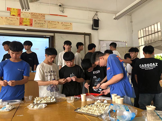 09庆中秋劳动实践.jpg