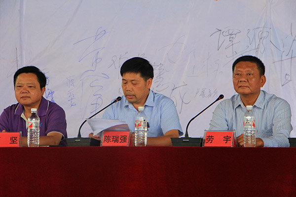 图二 陈瑞强副校长（中）为开幕式致辞.jpg