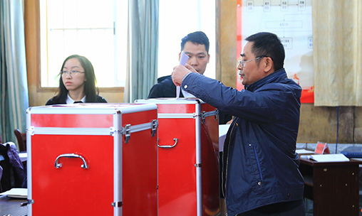 党员有序进行投票.jpg