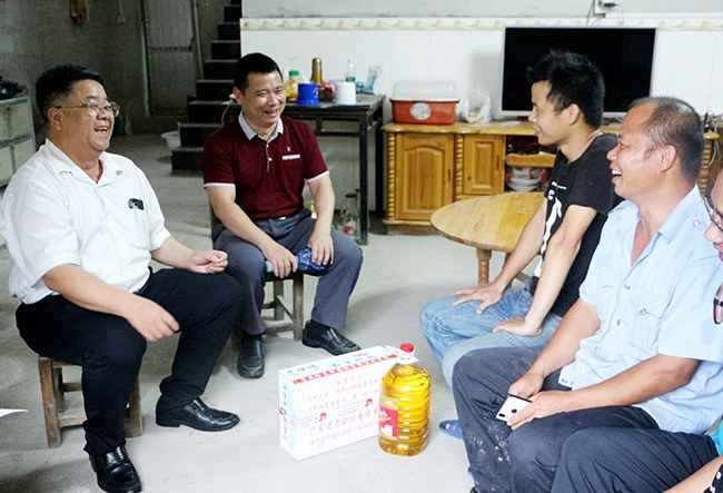 张海林书记到帮扶户家中走访慰问.JPG