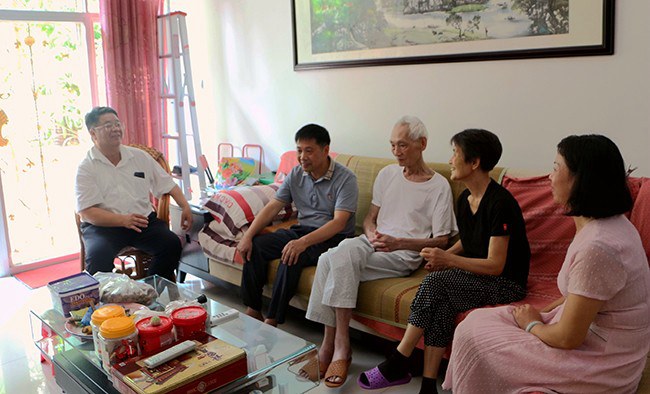 张海林书记（左一）看望慰问原副校长吴超（陆红文摄）.jpg