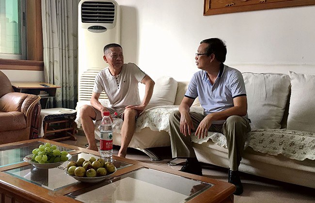 黄杰品校长（右一）看望慰问原副校长劳宇（韦少寒摄）.jpg