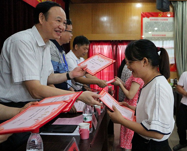 自治区应急管理厅陈家良副厅长为获奖教师颁发证书.JPG