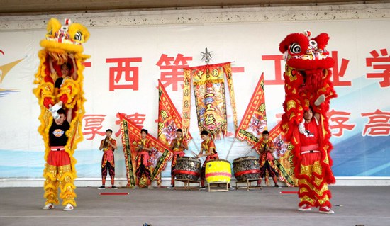 舞狮协会进行舞狮表演.JPG