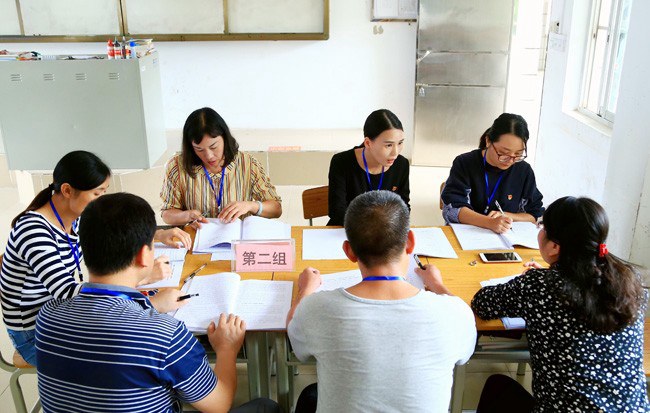 第二小组代表讨论审议各项工作报告.jpg