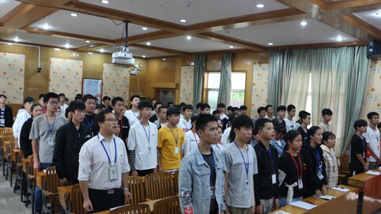 团积极分子在《入团第一课》上学唱团歌.jpg