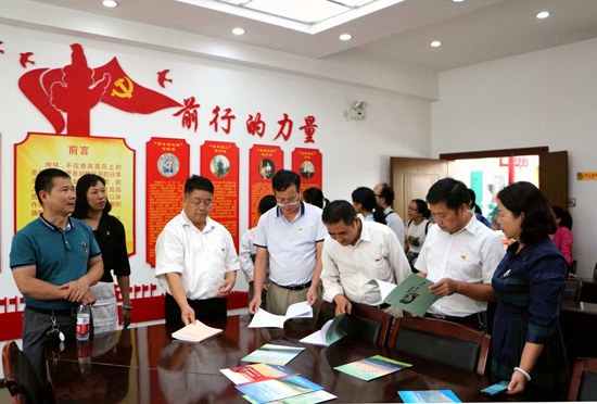 参观榜样室.jpg